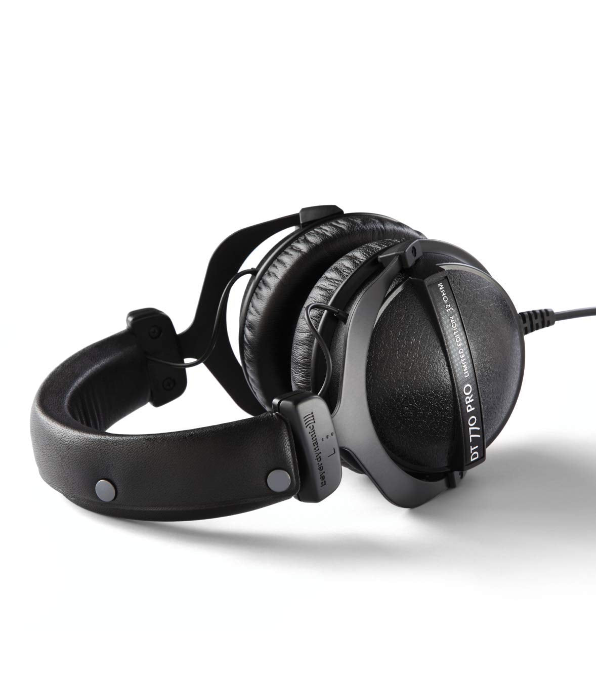 beyerdynamic DT 770 PRO 32 Ohm Over-Ear Headphones in Black. Enclosed Design, Wired for Professional Sound in The Studio and on Mobile Devices Such as Tablets and Smartphones