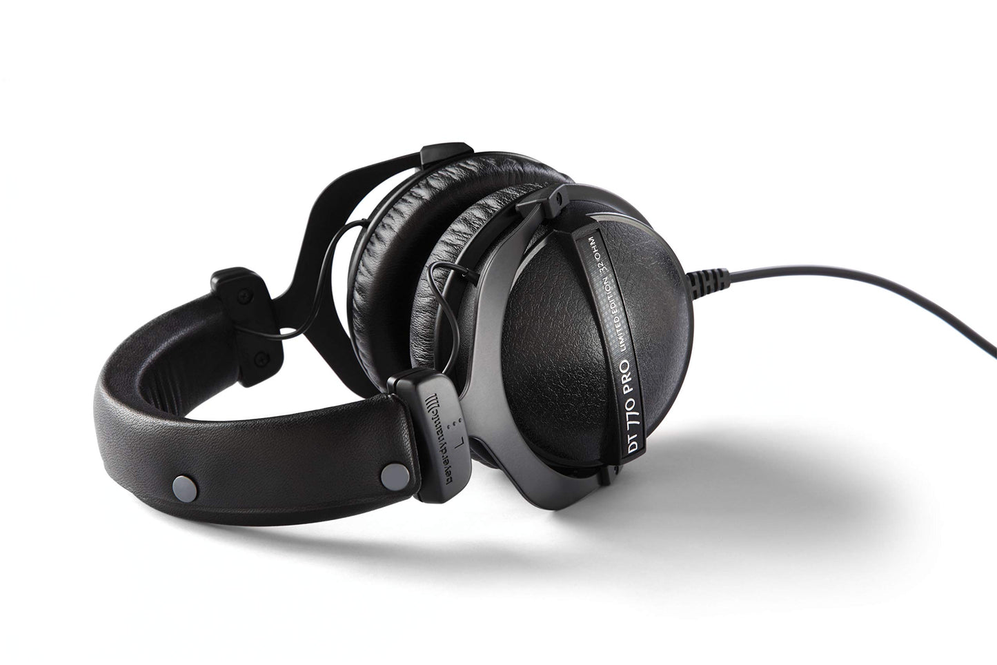 beyerdynamic DT 770 PRO 32 Ohm Over-Ear Headphones in Black. Enclosed Design, Wired for Professional Sound in The Studio and on Mobile Devices Such as Tablets and Smartphones
