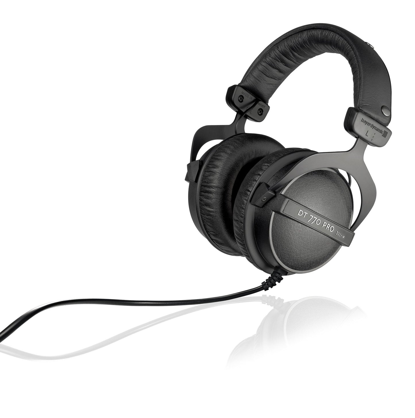 beyerdynamic DT 770 PRO 32 Ohm Over-Ear Headphones in Black. Enclosed Design, Wired for Professional Sound in The Studio and on Mobile Devices Such as Tablets and Smartphones